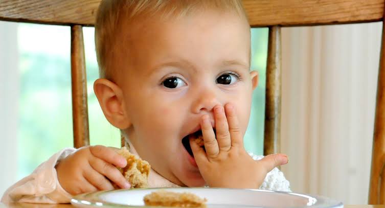 ما هي كمية الأكل التي يحتاجها طفلك في عمر سنة؟